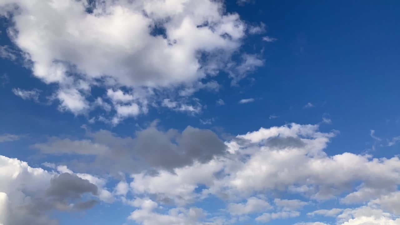 Cielo azul con nubes esponjosas