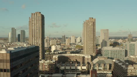 無人機在倫敦歷史悠久的巴比坎莊園 (barbican estate) 上空射擊