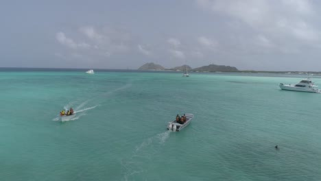 Luftaufnahme-Anflug-Kleine-Küstenwache-Motorboot-Segel-Los-Roques-Archipelago