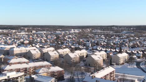 Hermosa-Toma-Aérea-Sobrevolando-La-Ciudad-Cubierta-De-Nieve-De-Örebro-En-Suecia