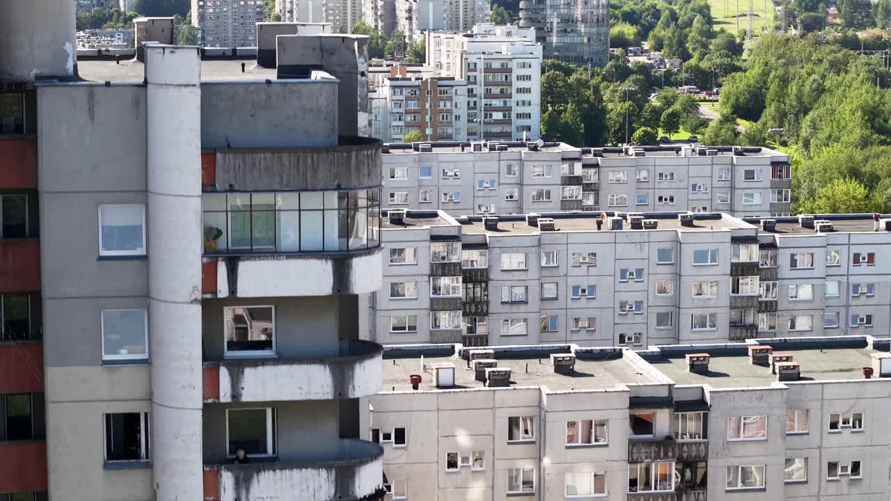 Drone sobrevoa a fachada residencial de Šeškinė com varandas e janelas curvas
