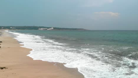 Orilla-Del-Mar-En-Un-Día-Nublado,-Disparo-De-Movimiento-Lento-Con-Drones-En-Sozopol,-Bulgaria