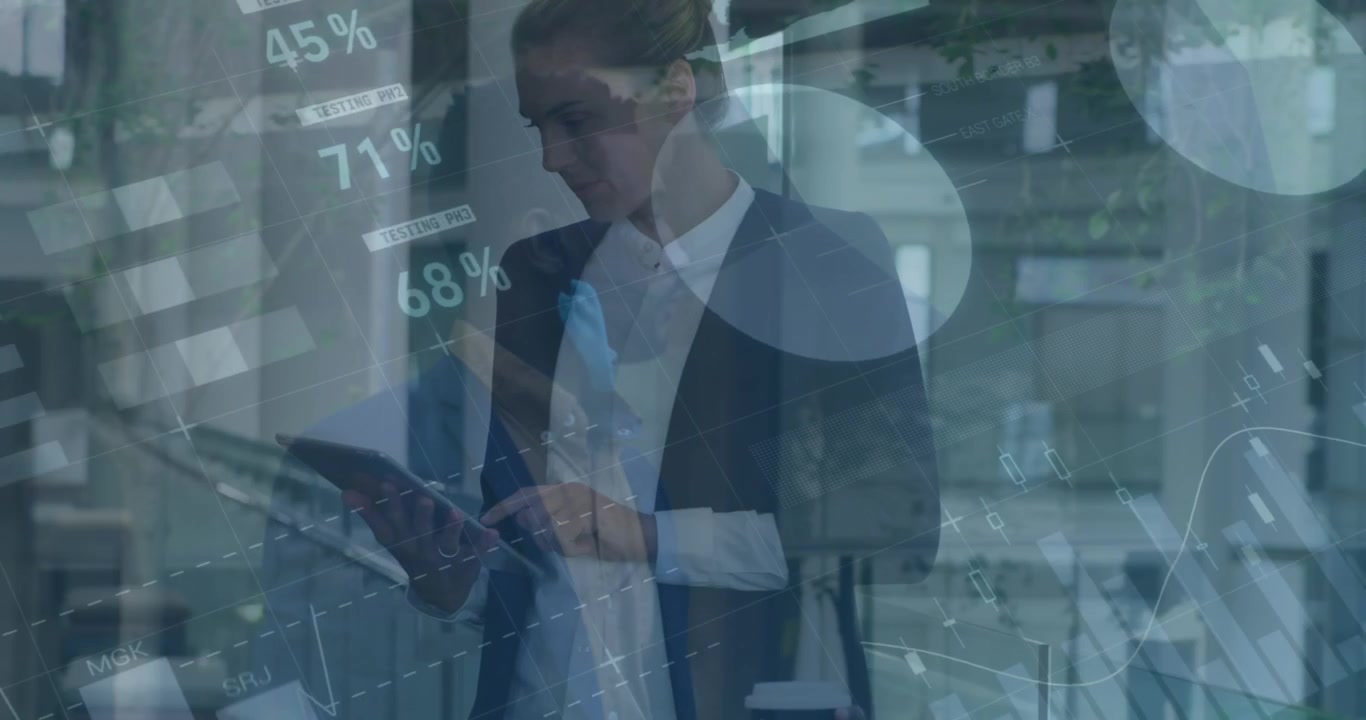 Animazione di elaborazione dati su diversi professionisti che utilizzano un tablet.
