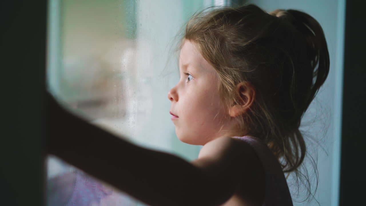 클로즈업  ⁇ : 작은 아이가 건조한 창문을  ⁇ 습니다.