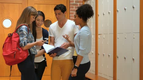 estudiantes de pie hablando en el vestuario