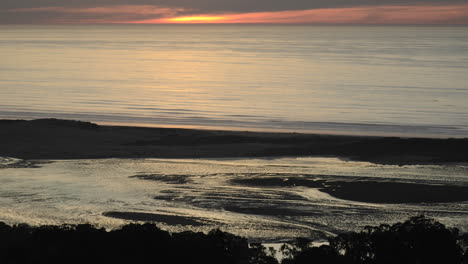 Lapso-De-Tiempo-De-La-Atardecer-Reflejándose-En-El-Océano-Pacífico-Y-Morro-Bay-Desde-Black-Hills-En-Morro-Bay-California