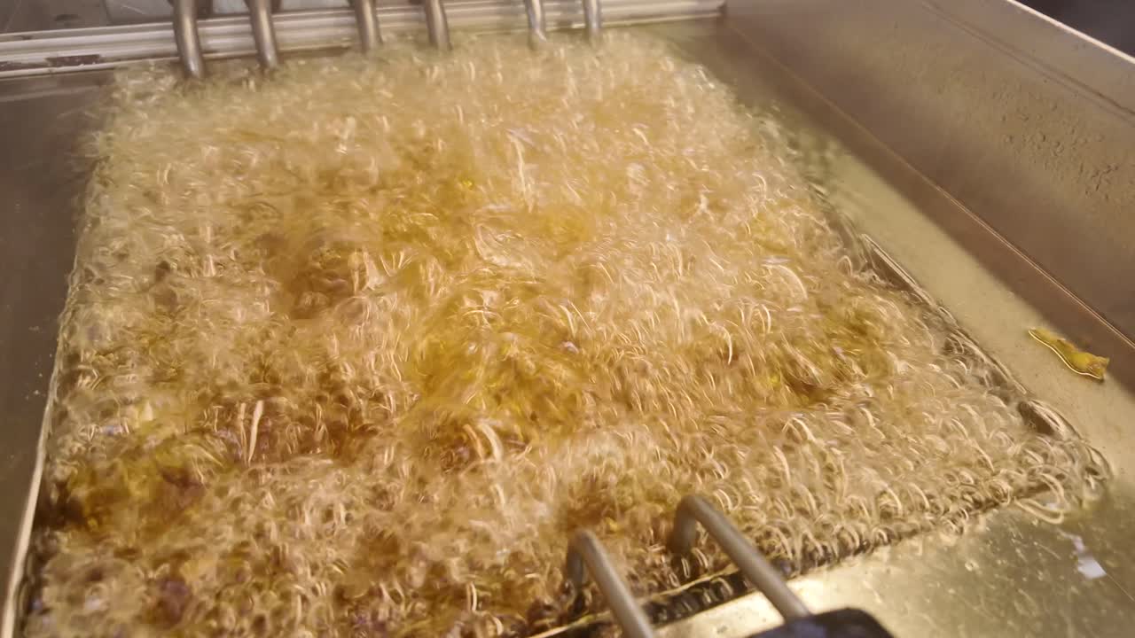 Deep fryer with hot oil