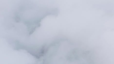 el cielo nublado
