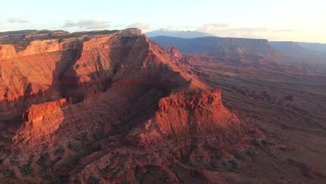 Antena-Cinemática-Zumbido-Moab-Utah-Dramático-Naranja-Atardecer-Montaña-Pico-Cubierto-De-Nieve-La-Gran-Enchilada-Paisaje-Parque-Nacional-De-Los-Arcos-Valle-Del-Castillo-Castleton-Torre-De-Pescadores-Verde-Río-Acampada-Arriba-Revelar