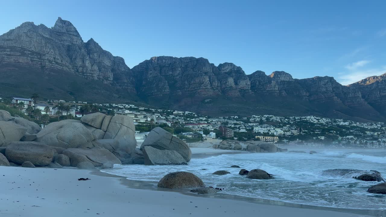 I 12 Apostoli visti da una spiaggia costiera a Città del Capo, Sudafrica