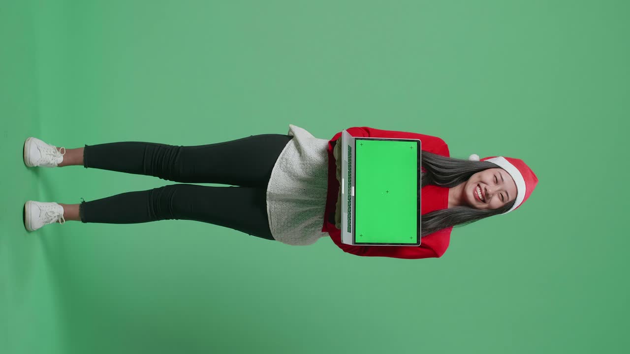 mujer con portátil y sombrero de santa