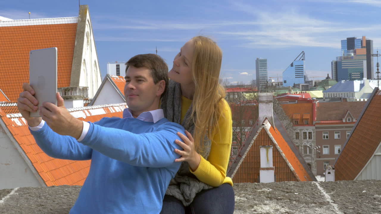 도시 풍경 배경에 패드와 함께 좋은 셀피