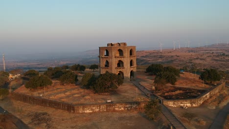 Mahel-De-Chandbiwi,-Palacio-Chand-Bibi-En-Ahmednagar,-India---Estructura-De-Piedra-Octal---Historia-India-|-Guerrero-|-Chand-Bibi-|-Cultura-Islámica,-Arquitectura-Y-Arte-Del-Sultanato-De-Decán-|-Aéreo