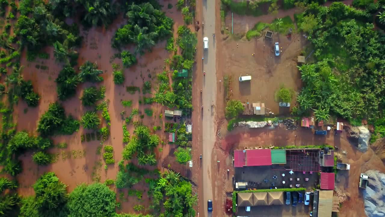 camino ocupado en un día soleado en jinja, uganda, áfrica oriental