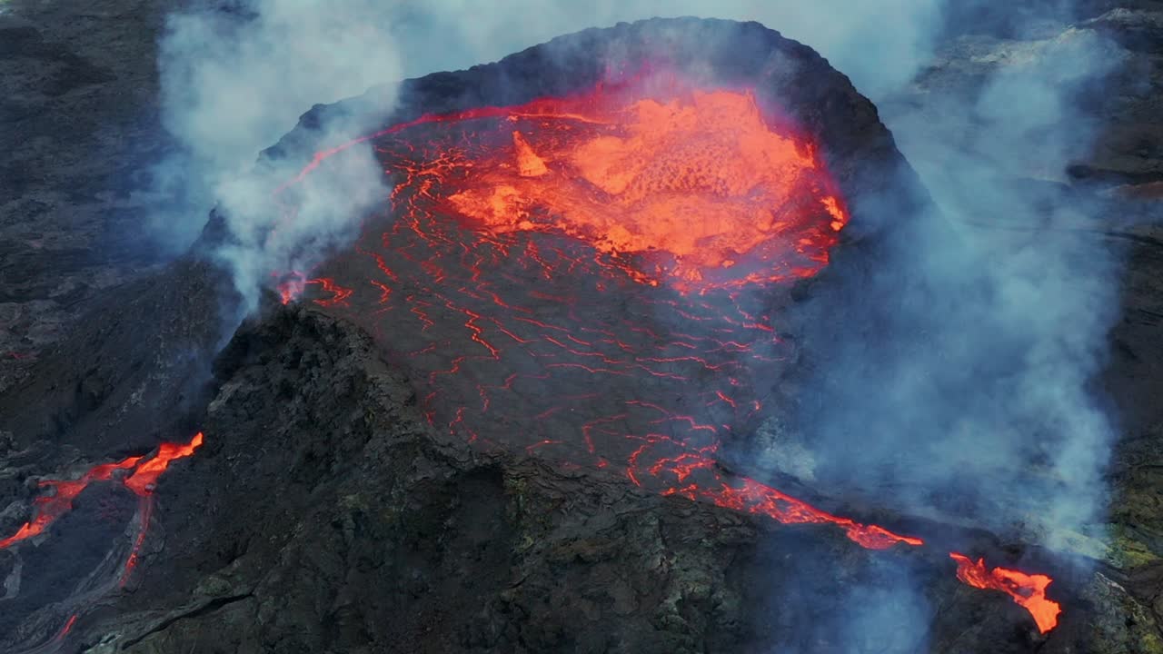 erupción geldingadalir - cerca de lava hirviendo en el cráter del volcán fagradalsfjall en islandia