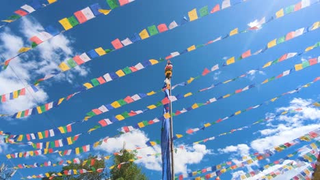 Schwenk-Von-Gebetsfahnen-In-Einem-Kloster-Oder-Buddhistischen-Tempel-In-Der-Stadt-Leh-In-Ladakh,-Indien