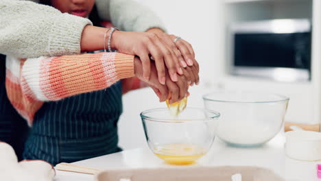 cocinar, desayunar y las manos de la madre