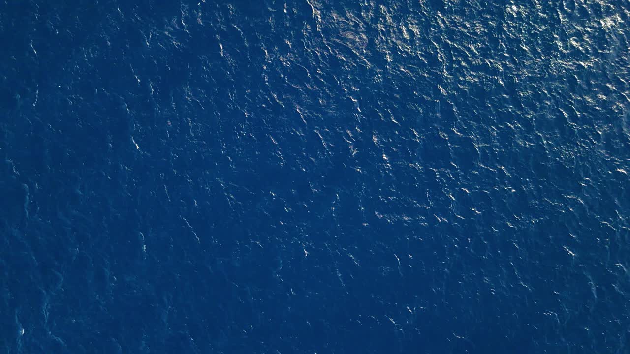 vibrantes aguas azules del caribe, drone de arriba hacia abajo fondo de la naturaleza con ondas relucientes