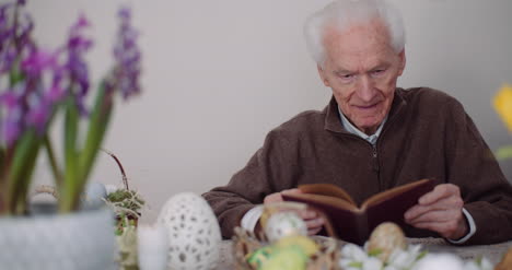 anciano senior hombre leyendo libro 1