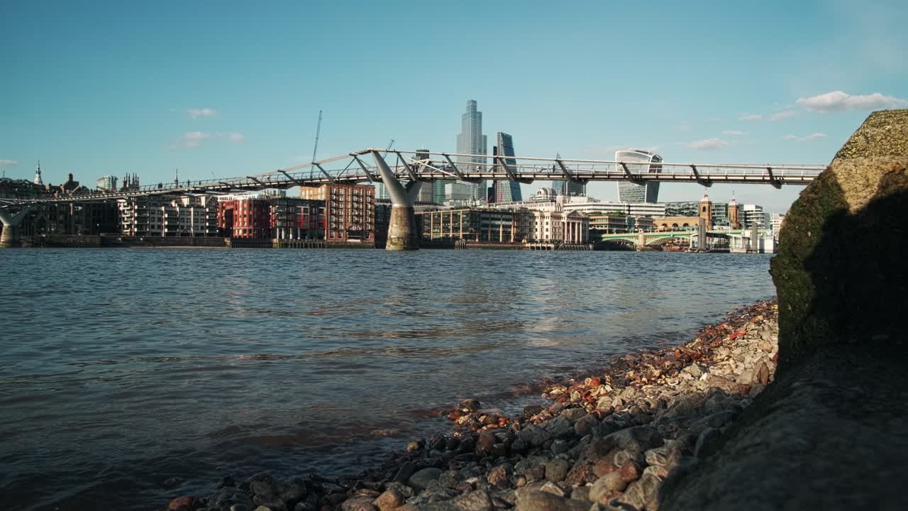 밀레니엄 브리지의 낮은 샷