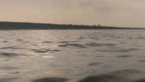 flujo de agua del río tomado desde un ángulo bajo 4k 422 material de archivo de 10 bits- río bangladeshi
