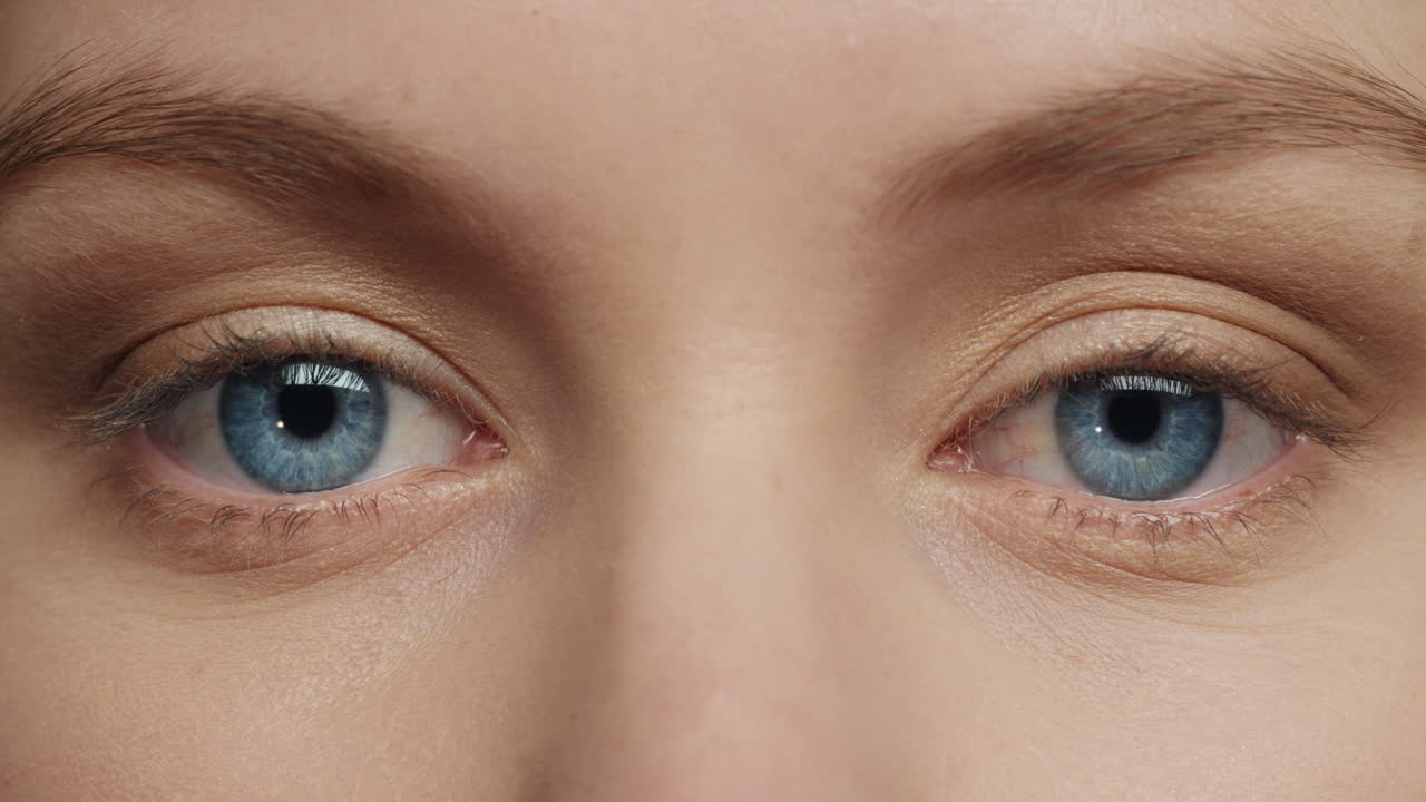 красивые макро глаза мигают вблизи