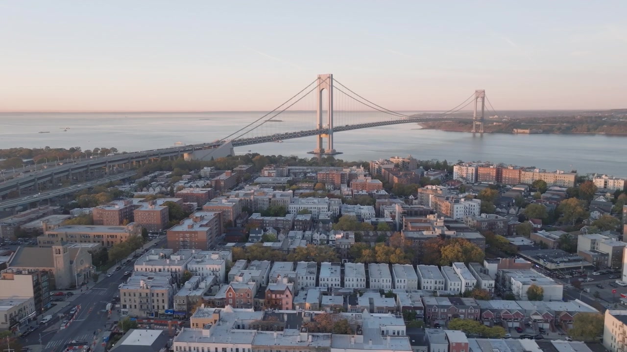 Vista aerea di Bay Ridge, Brooklyn all'alba. Ripresa a New York City con il Ponte di Verrazzano-Narrows sullo sfondo.