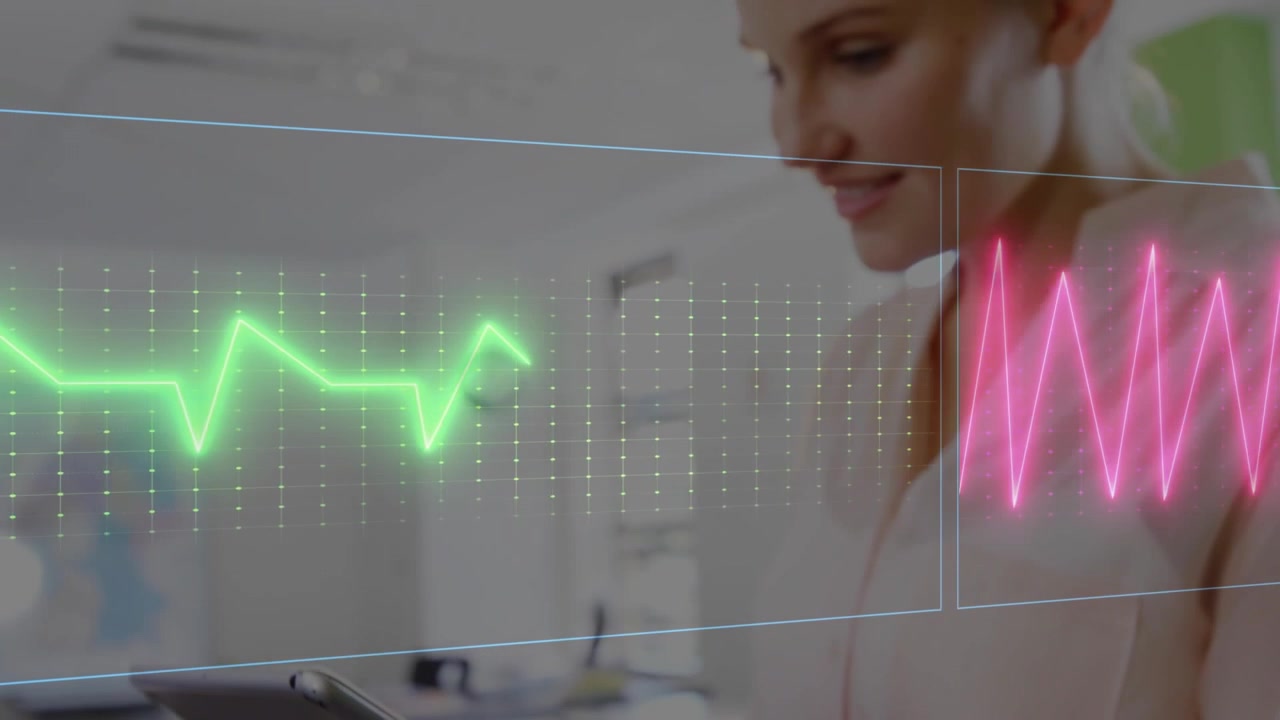Donna che usa un tablet in ufficio, con HUD a forma d'onda colorata animata, che analizza i dati sanitari e sorride.