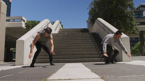 Kaukasische-Männer-üben-Parkour