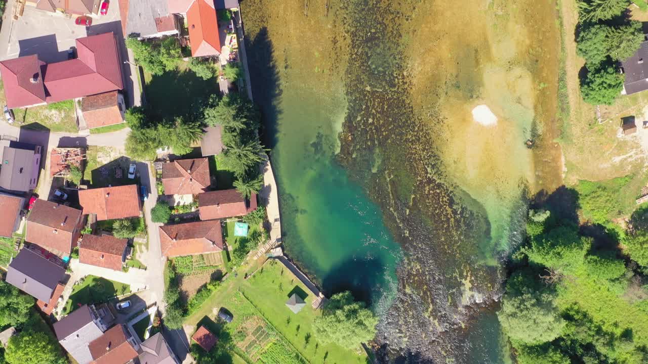Humilde cidade de Ostrovica, ponte sobre o rio Una, Bósnia e Herzegovina - vista aérea