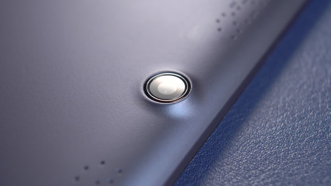 tableta móvil con lente de cámara redonda de primer plano. dispositivo de chat de internet web