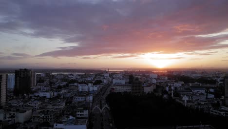 Luftdrohnen-Stockvideos,-Weitwinkelaufnahme-Des-Sonnenuntergangs-Der-Stadt-Mombasa