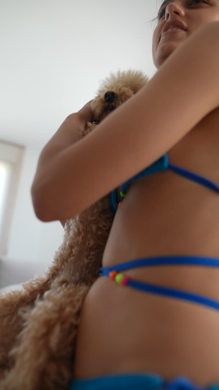 Kvinde krammer en puddel