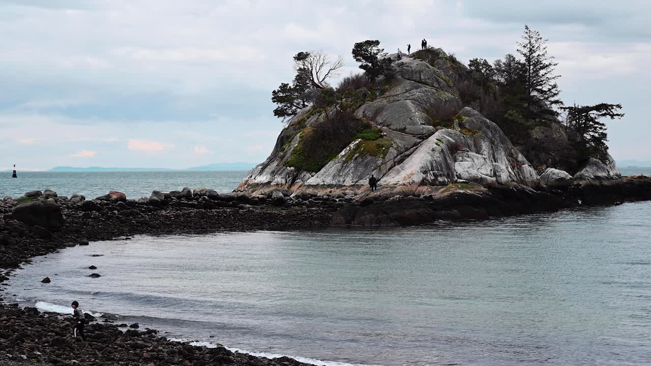 статический снимок скального образования в парке уайтеклифф в ванкувере, канада