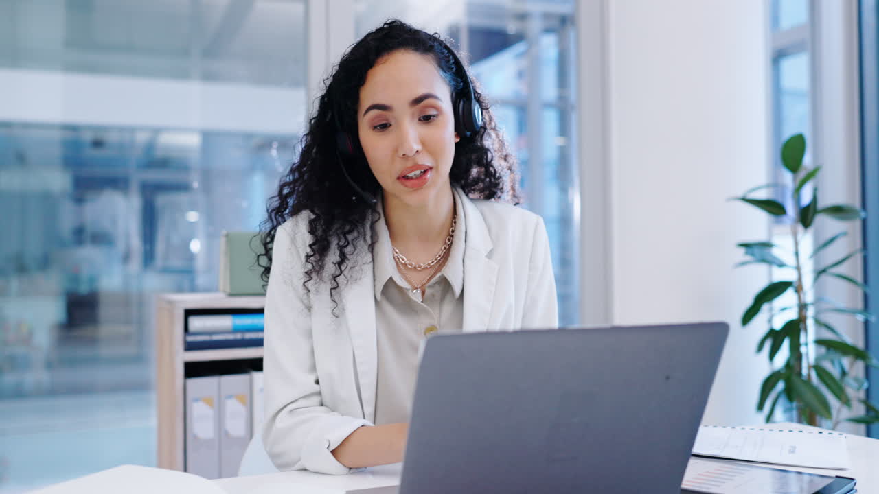 consultoría, videollamada y mujer en computadora portátil