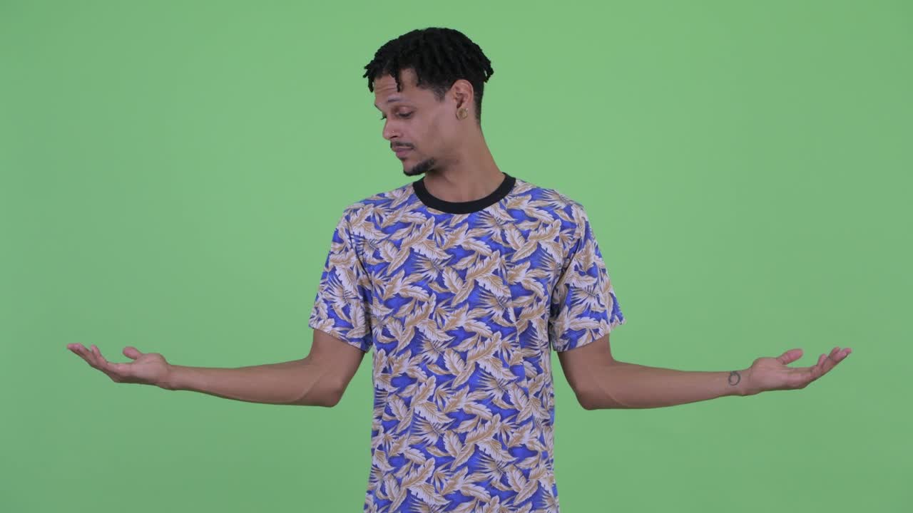 드레드머리 를 입은 잘생긴 젊은 아프리카인