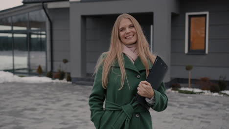 Woman-with-clipboard-posing-outdoors