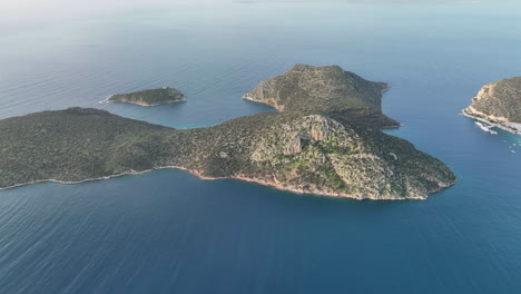 volando alrededor de una pequeña isla en el mar egeo, grecia