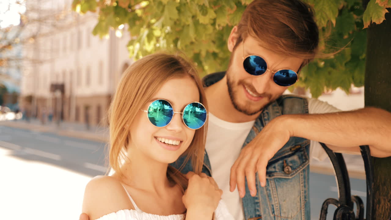 pareja feliz al aire libre