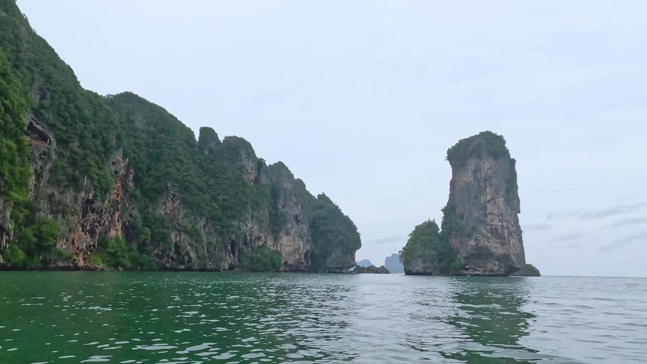 태국 크라비에서 조용한 바다에서 아오르는 울창한 산들