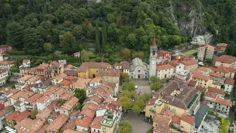 Luftaufnahme:-Enthüllungsaufnahme-Der-Stadt-Varenna