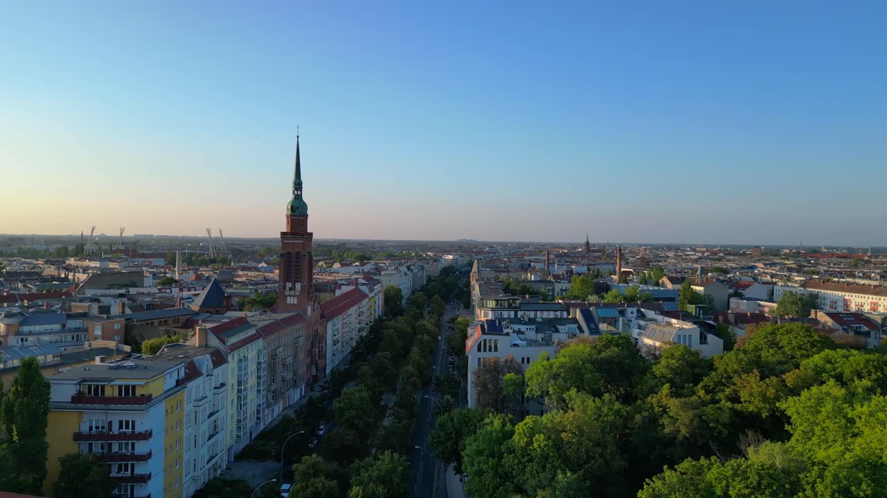 바쁜 베를린 시내에 자리잡은 평화로운 유대인 묘지는 도시 창 속에서 조용한 오아시스를 보여줍니다.