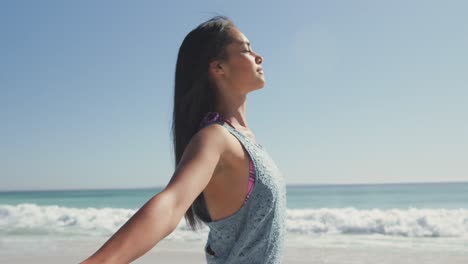 Mujer-De-Raza-Mixta-Disfrutando-Del-Aire-Fresco-En-La-Playa