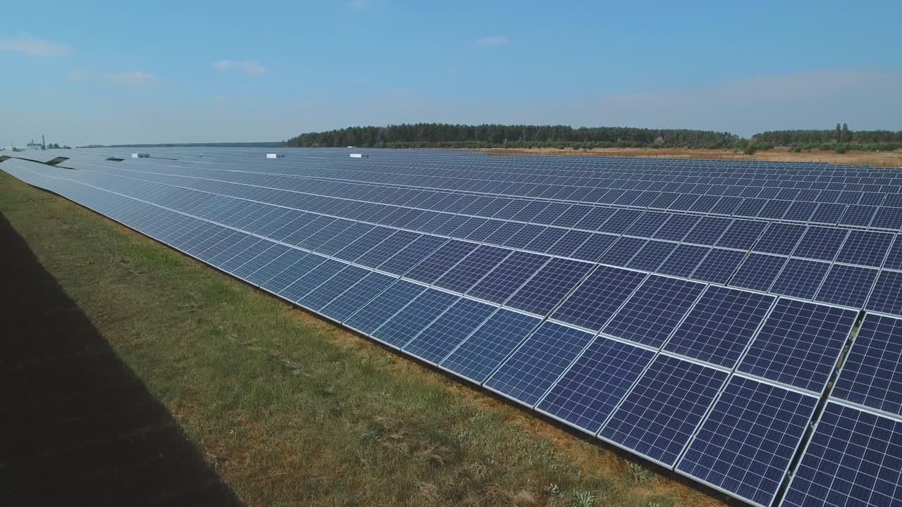 Vedvarende solenergi. Filmet med drone.