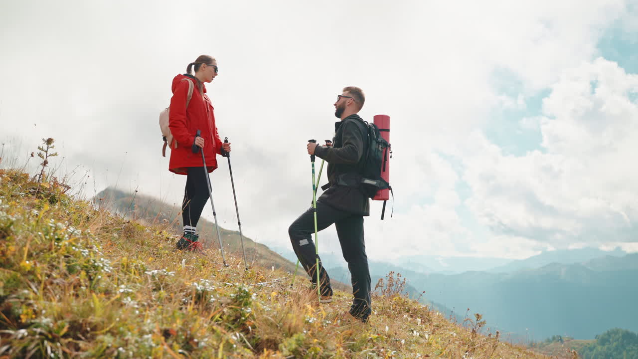 excursionistas en las montañas