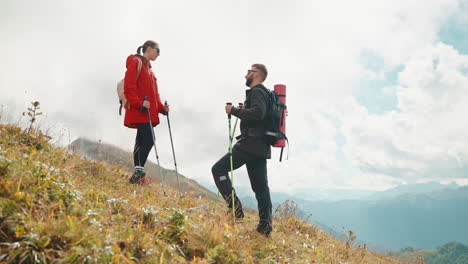 excursionistas en las montañas