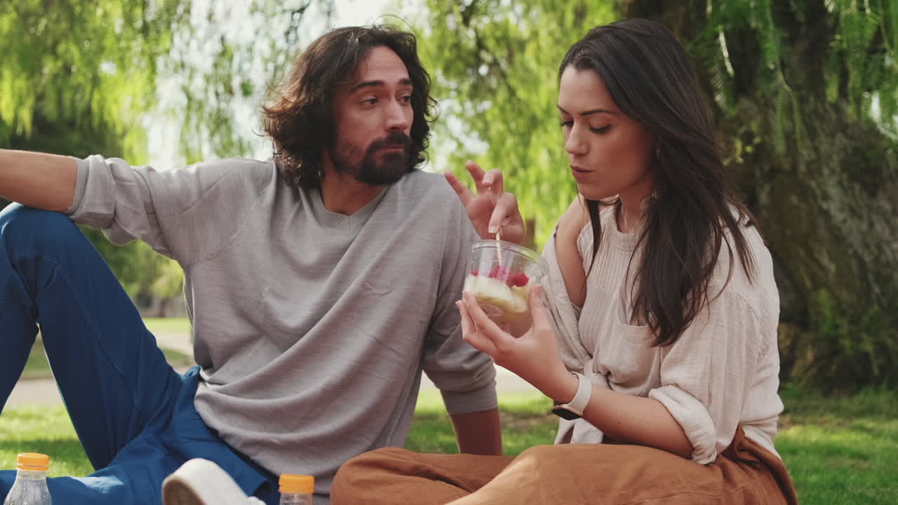 una pareja disfrutando de un picnic en el parque