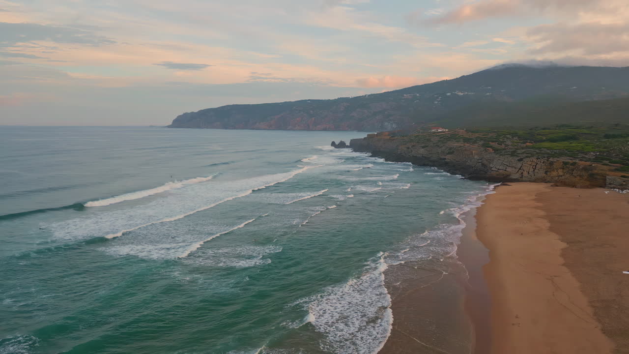 Vista marina aerea cinematografica con onde schiumose che ruotano sulla spiaggia in super rallentatore
