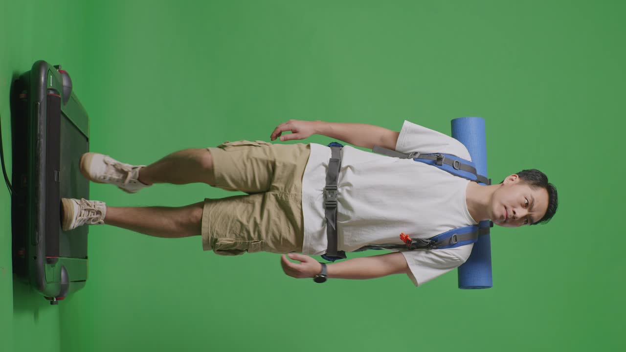 hombre con una mochila en una cinta de correr