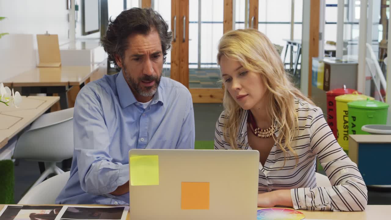 profesionales creativos que trabajan en una oficina moderna